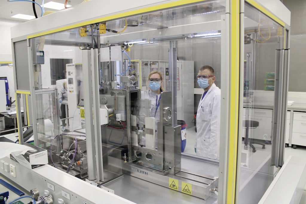 Opening of battery laboratories | Employee filling cells with electrolytes