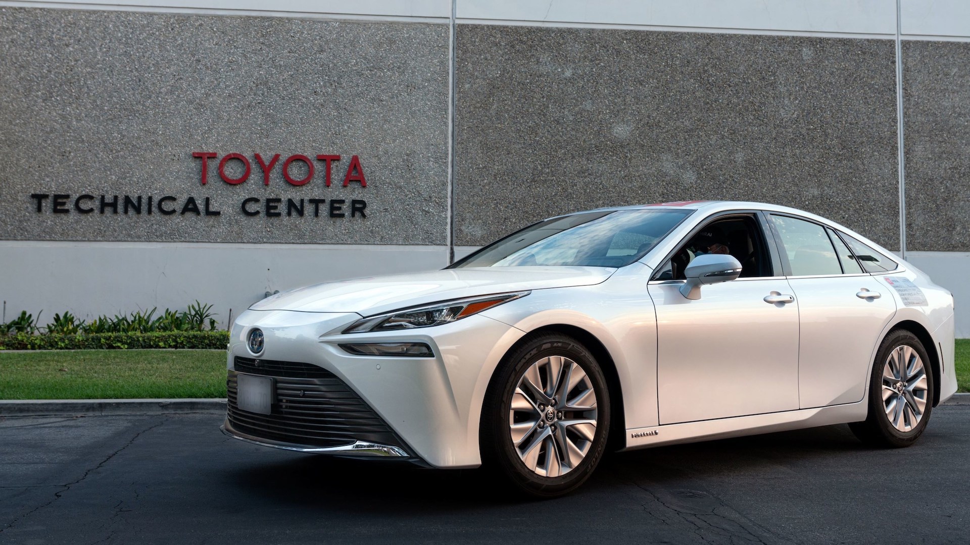 Toyota Mirai Sets GUINNESS WORLD RECORDS™ title with 845 Mile Zero Emission Journey