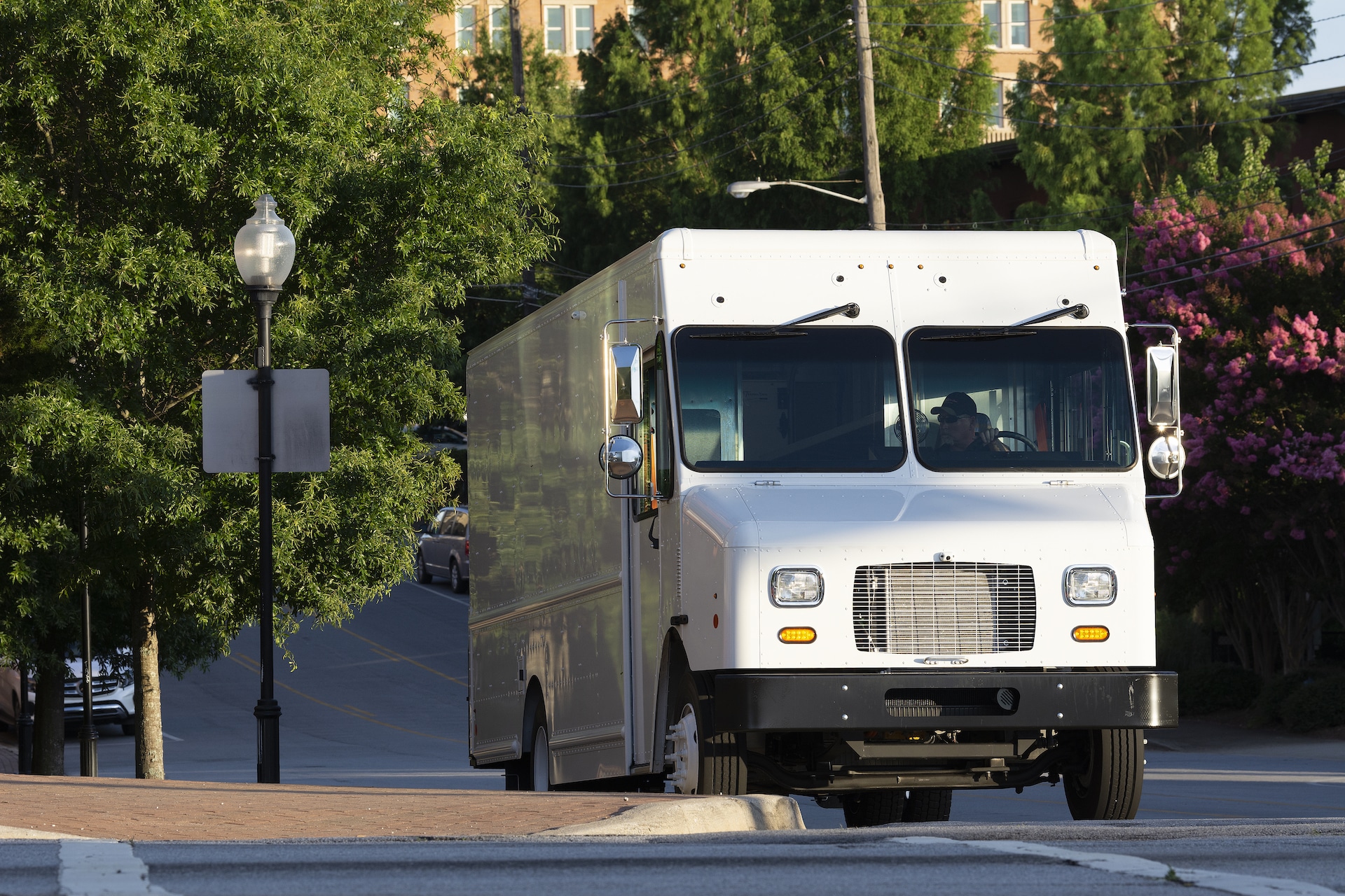 Freightliner Custom Chassis Corp. launches all-electric MT50e walk-in van