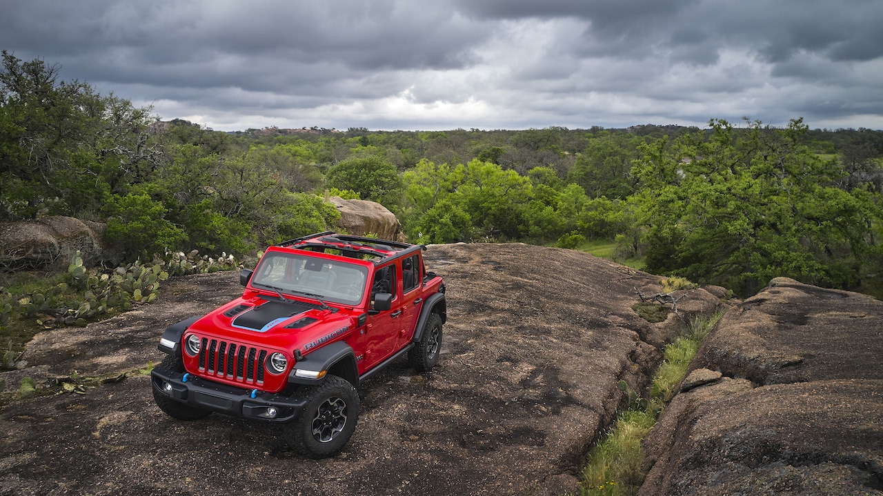 New Jeep® Wrangler 4xe and All-new Jeep Grand Cherokee Win ‘Adventure Vehicle of the Year’ Awards from GearJunkie