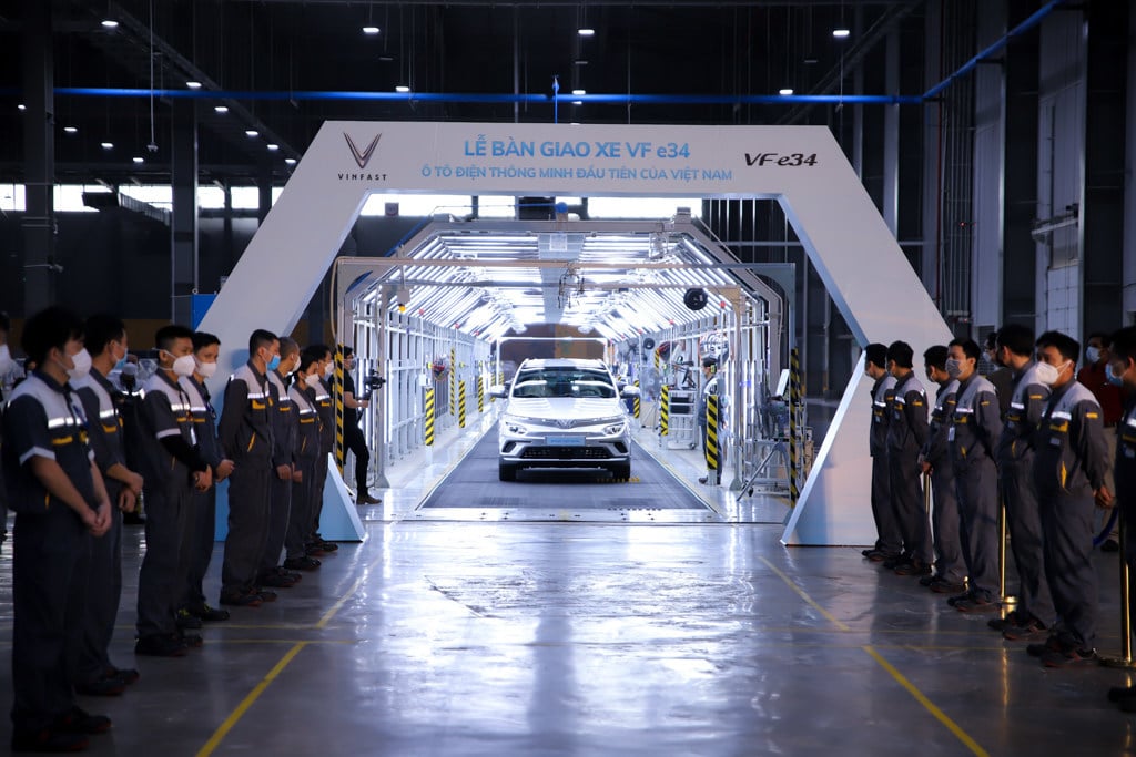 VINFAST DELIVERS FIRST BATCH OF ELECTRIC VEHICLES TO CUSTOMERS IN VIETNAM