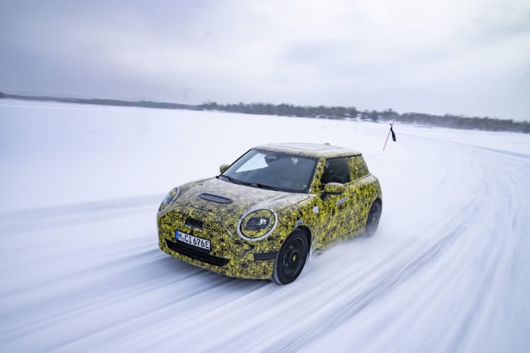 Fully electric and packed with driving fun: The new MINI 3-door on snow and ice