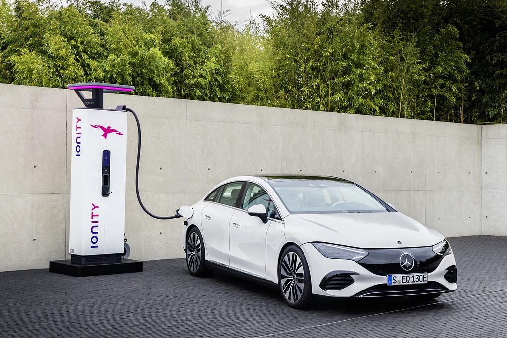 Mercedes-Benz drives electric mobility forward with simplified charging rates