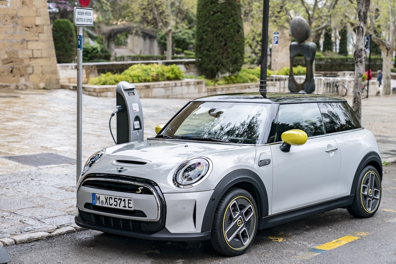 New consumer survey from MINI USA shows more Americans view electric vehicles as a primary car in the household as average daily driving distances remain well within EV range