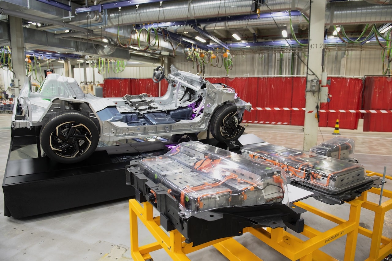 Behind the scenes of the assembly of PEUGEOT’s electrified models