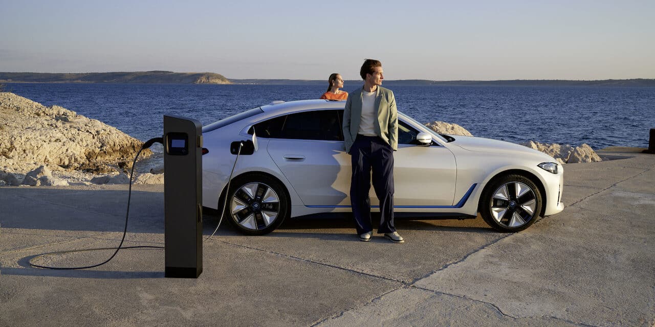 BMW Introduces Multiple Charging Contracts in the Car