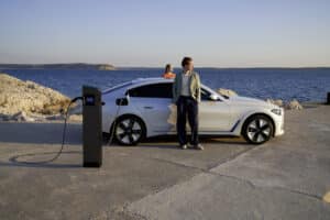 BMW Group introduces Plug & Charge function and is the first manufacturer to integrate multiple charging contracts in the car.