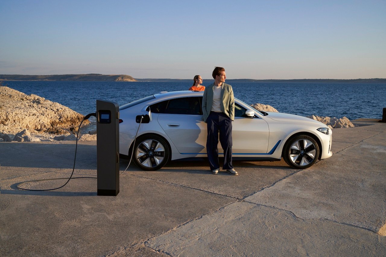 BMW Group introduces Plug & Charge function and is the first manufacturer to integrate multiple charging contracts in the car.