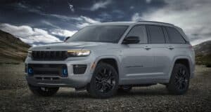 Jeep® Grand Cherokee 4xe Named 2023 Green 4x4 of the Year