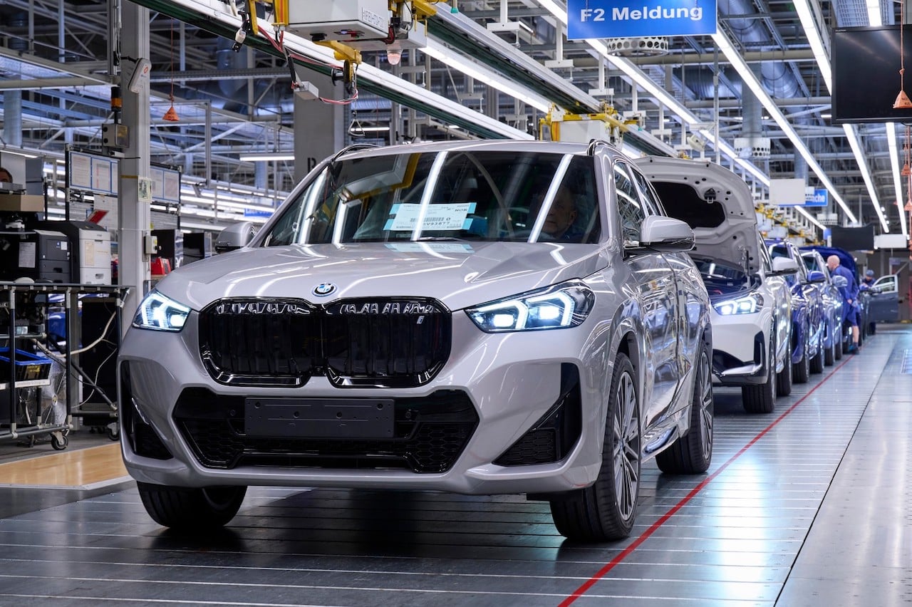 Fully-electric BMW iX1 in the finishing area of assembly at BMW Group Plant Regensburg (11/2022).