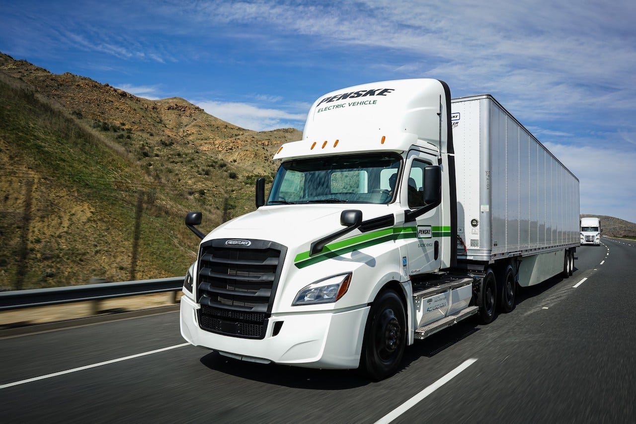 Penske Truck Leasing and Daimler Truck Commemorate Delivery of Freightliner eCascadias