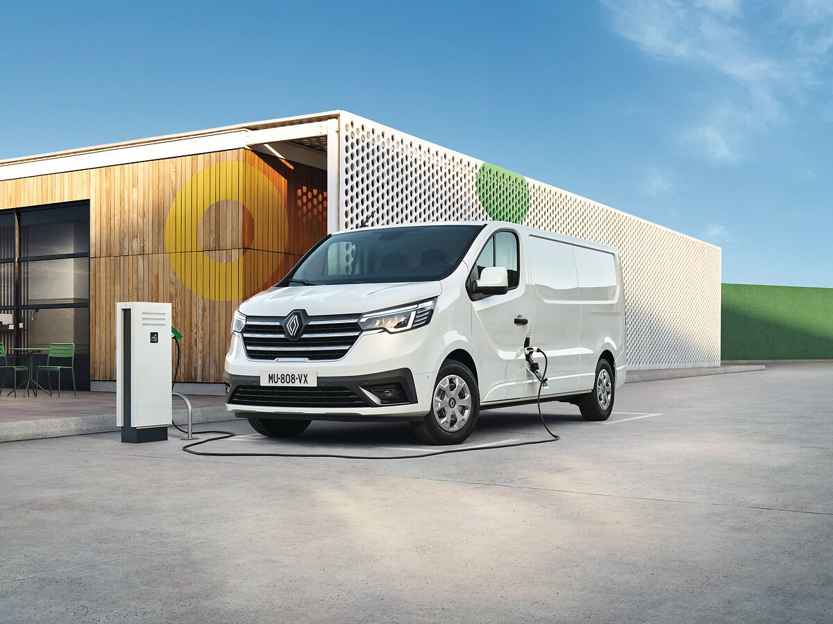 New Renault Trafic E-Tech Launches