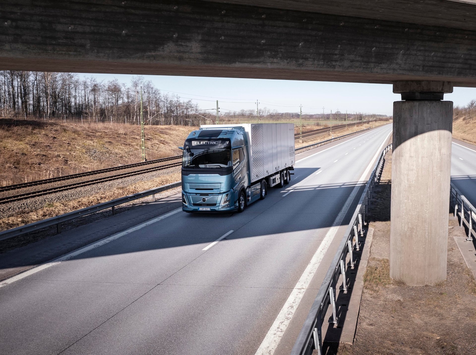 Volvo Trucks Secures 300 Electric Truck Order from DSV