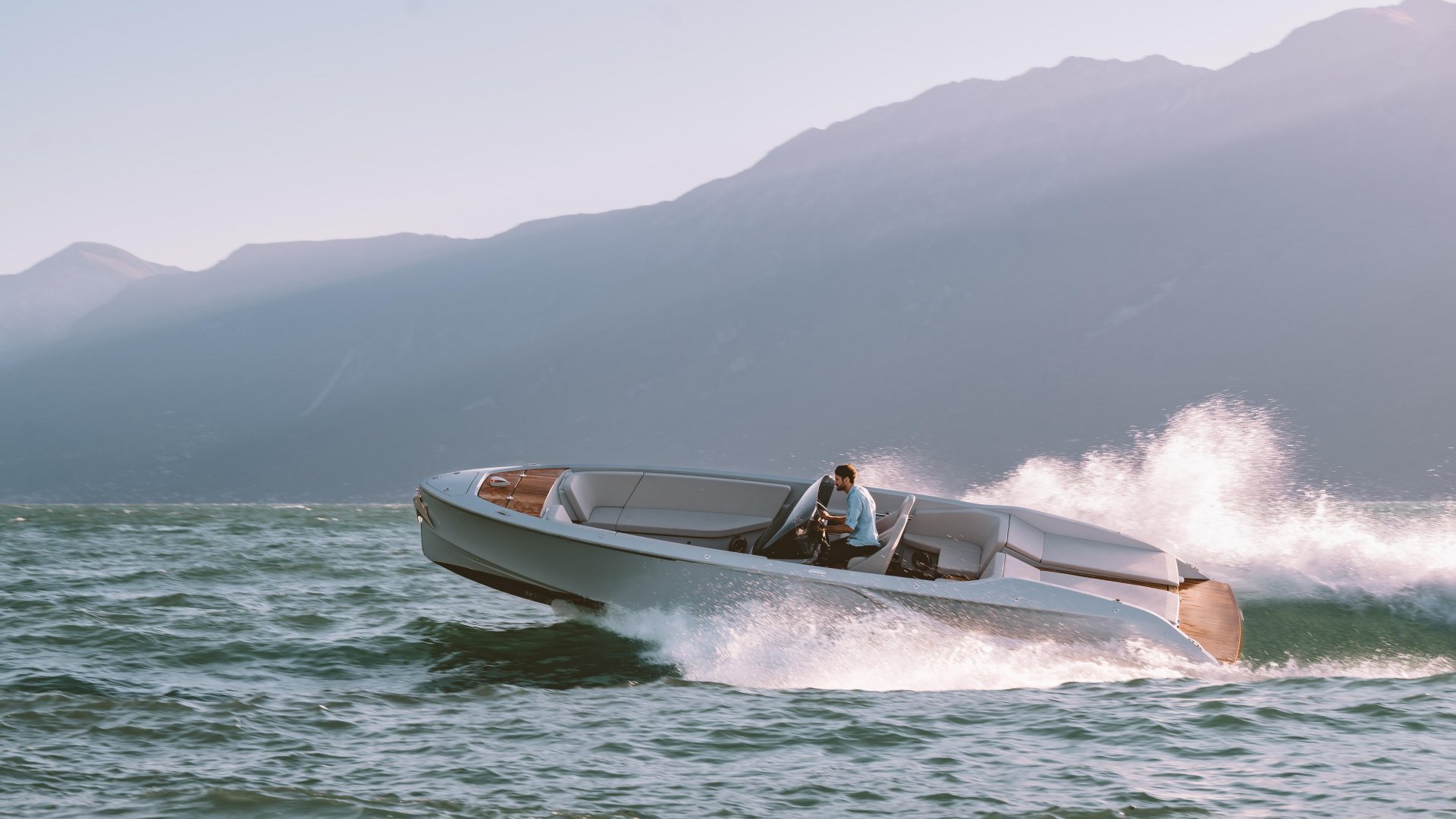 eFantom Electric Sports Boat Wins Top Awards