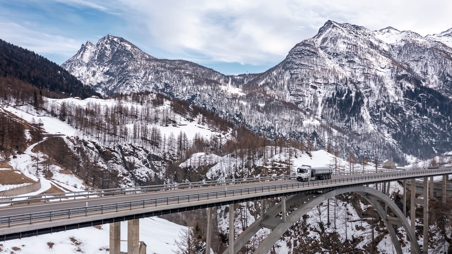 Daimler’s GenH2 Trucks Conquer Swiss Alps