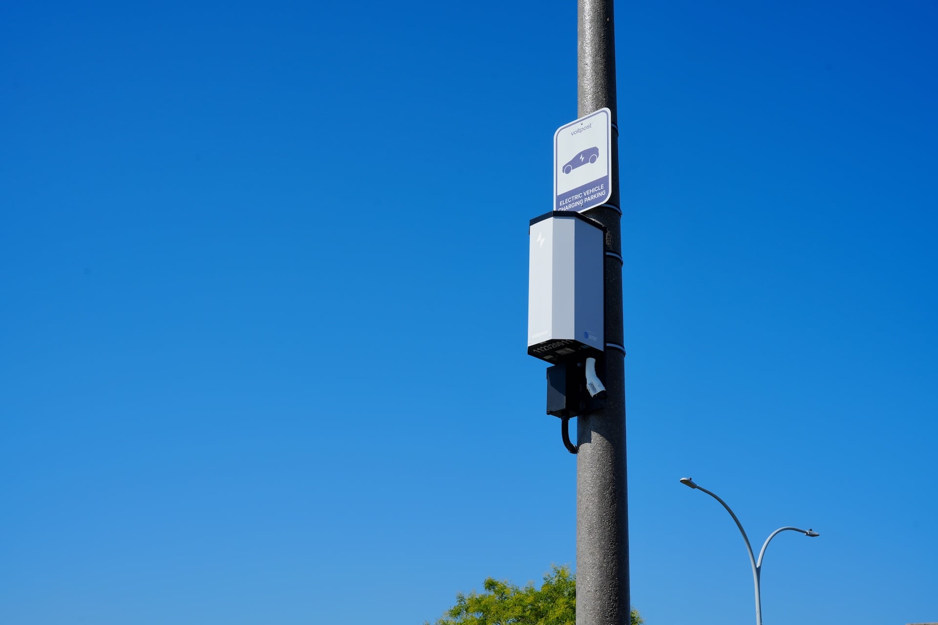 Voltpost Air Revolutionizes Lamppost EV Charging