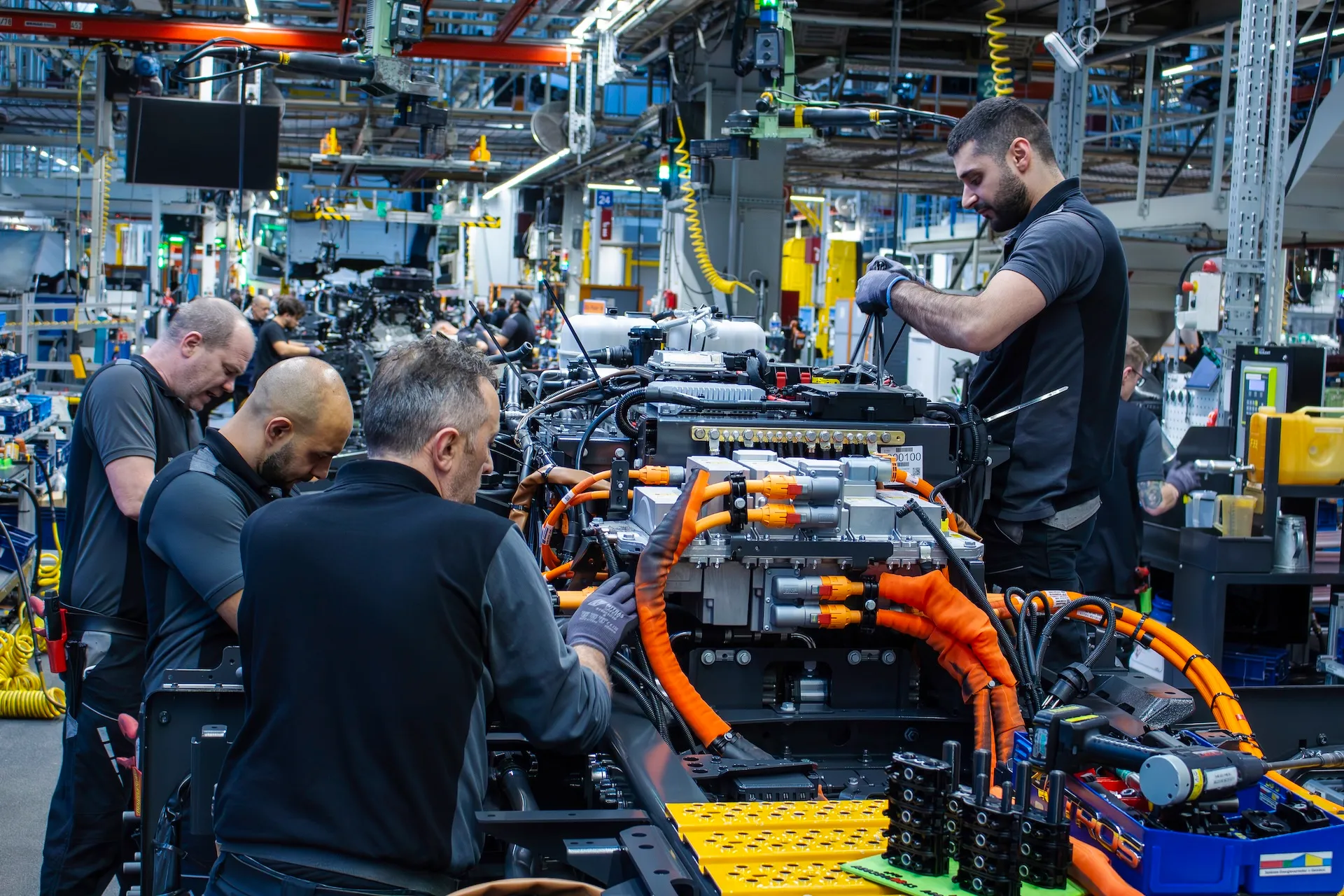Mercedes-Benz Begins Series Production of eActros 400