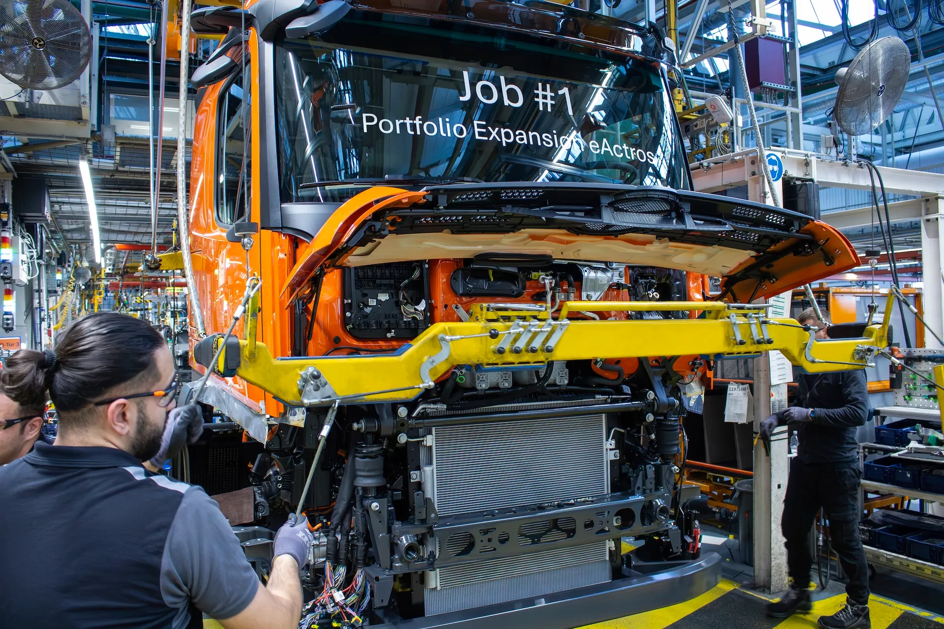 Mercedes-Benz Begins Series Production of eActros 400
