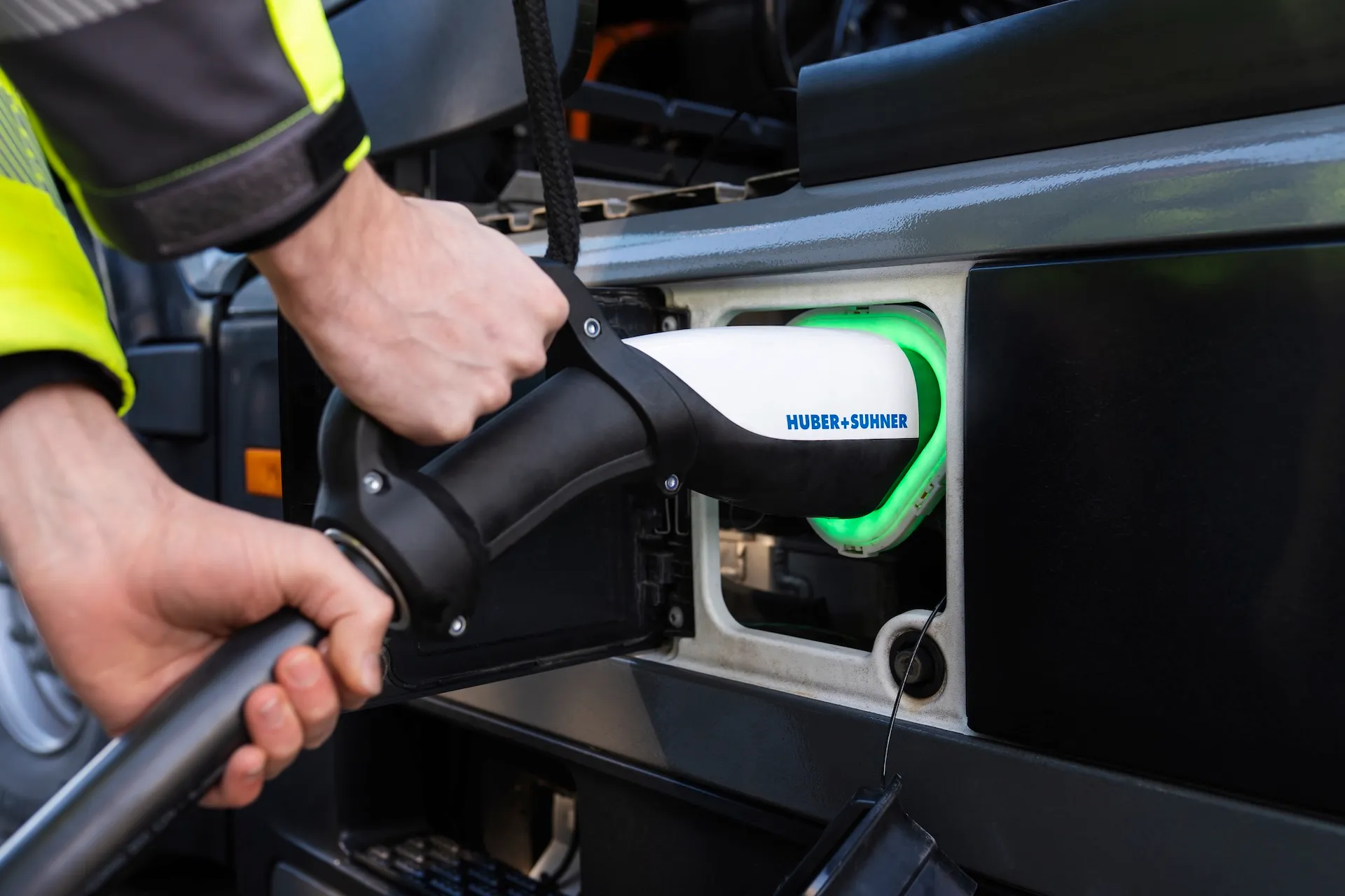Mercedes-Benz Tests Megawatt Charging on eActros 600