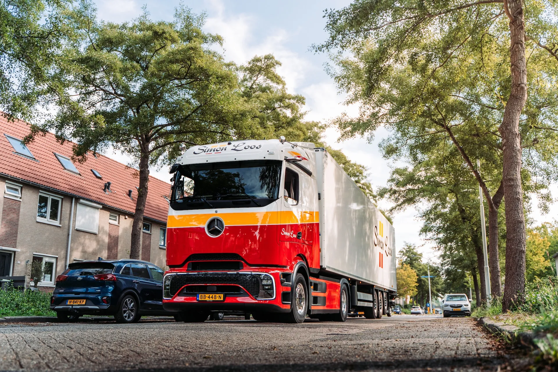 Simon Loos Orders 75 More eActros 600 Trucks