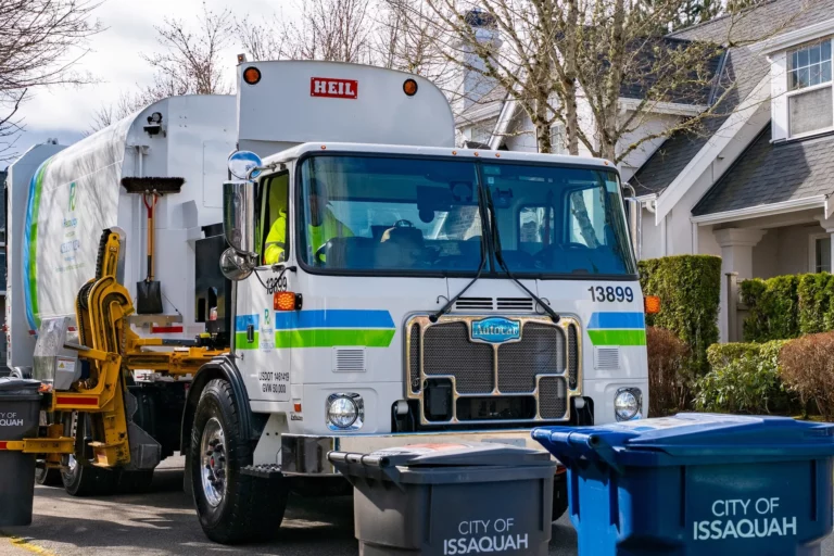 Heil and Autocar Deliver Fully Integrated Electric Refuse Truck to Recology in Issaquah
