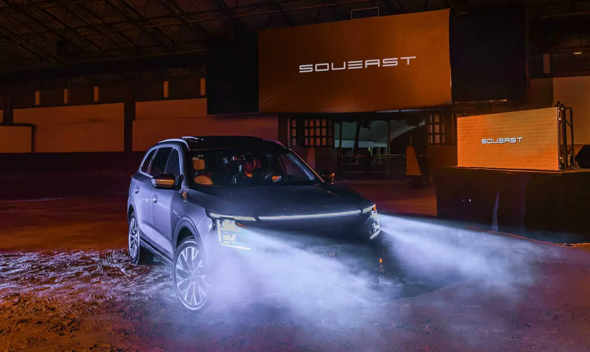 SOUEAST S08 DM hybrid SUV displayed on stage at its Mexico launch event.