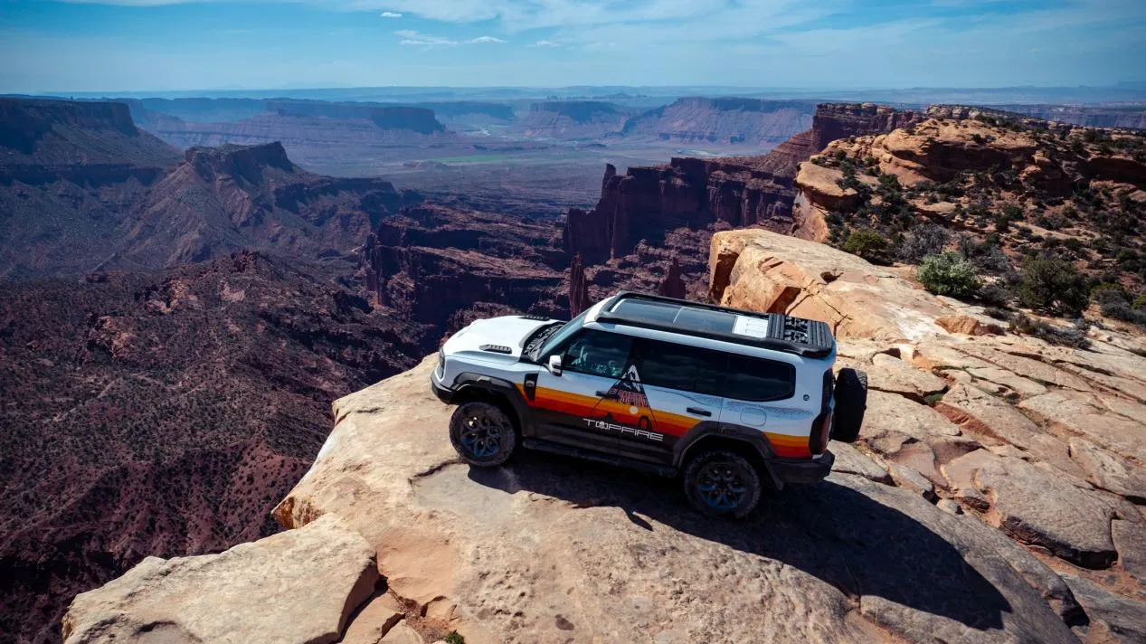 JETOUR G700 Whistling Arrow hybrid off-road SUV climbing red sandstone rock at Moab.