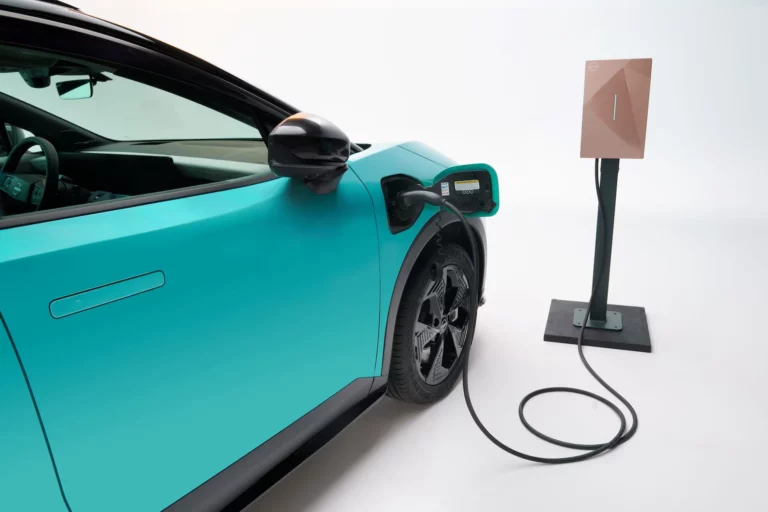 Valeo bidirectional V2G AC charging station for Nissan electric vehicles
