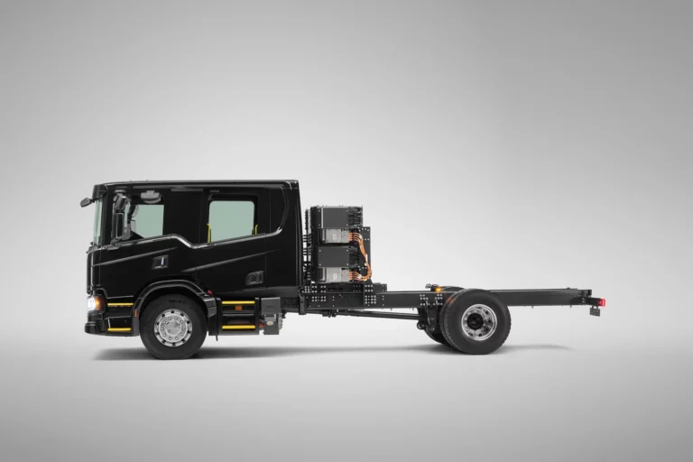 Side view of Scania CP31L 4x2 battery-electric CrewCab for fire and rescue operations