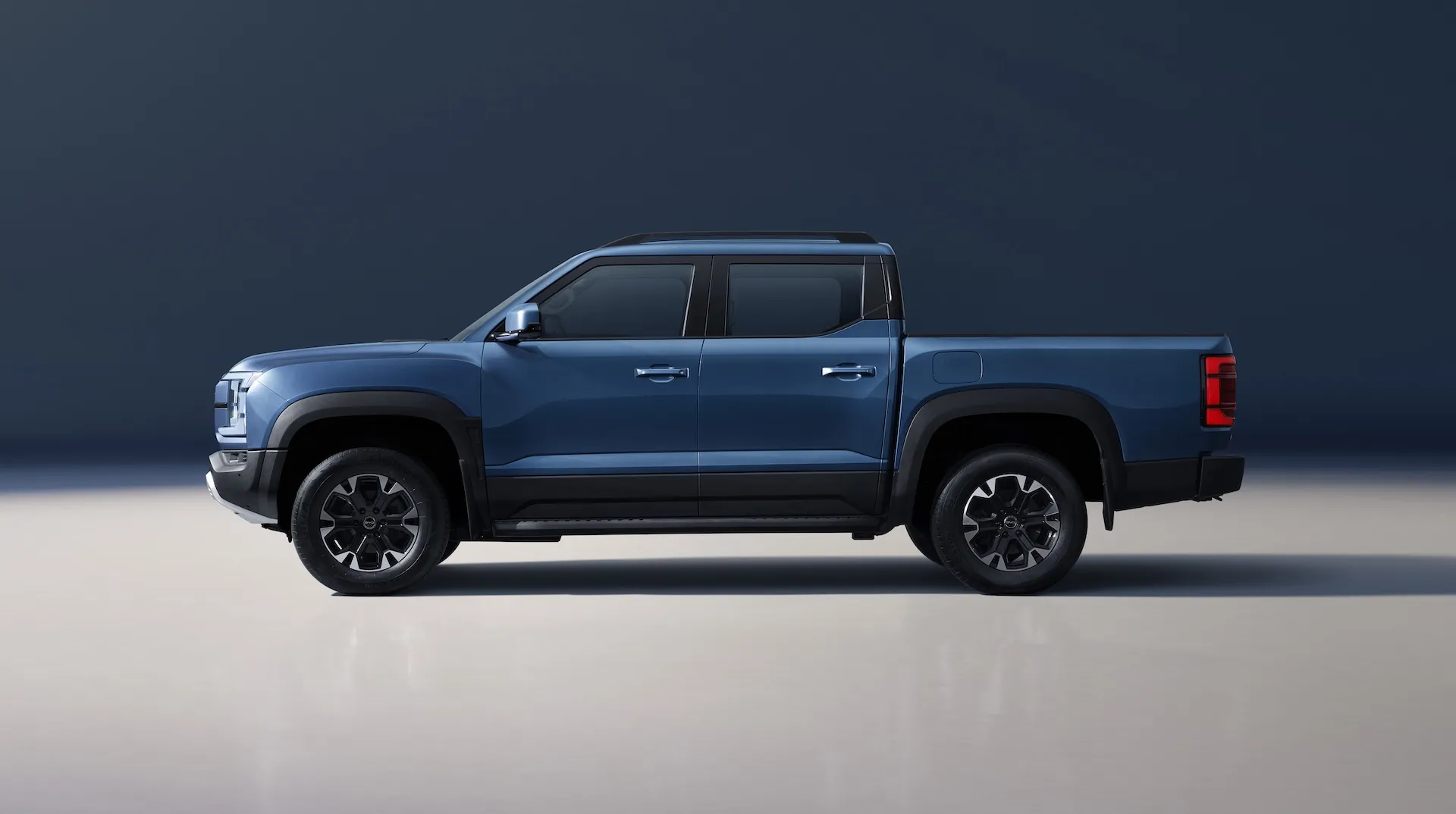 Blue BYD SHARK Super Hybrid pickup truck side profile against dark background