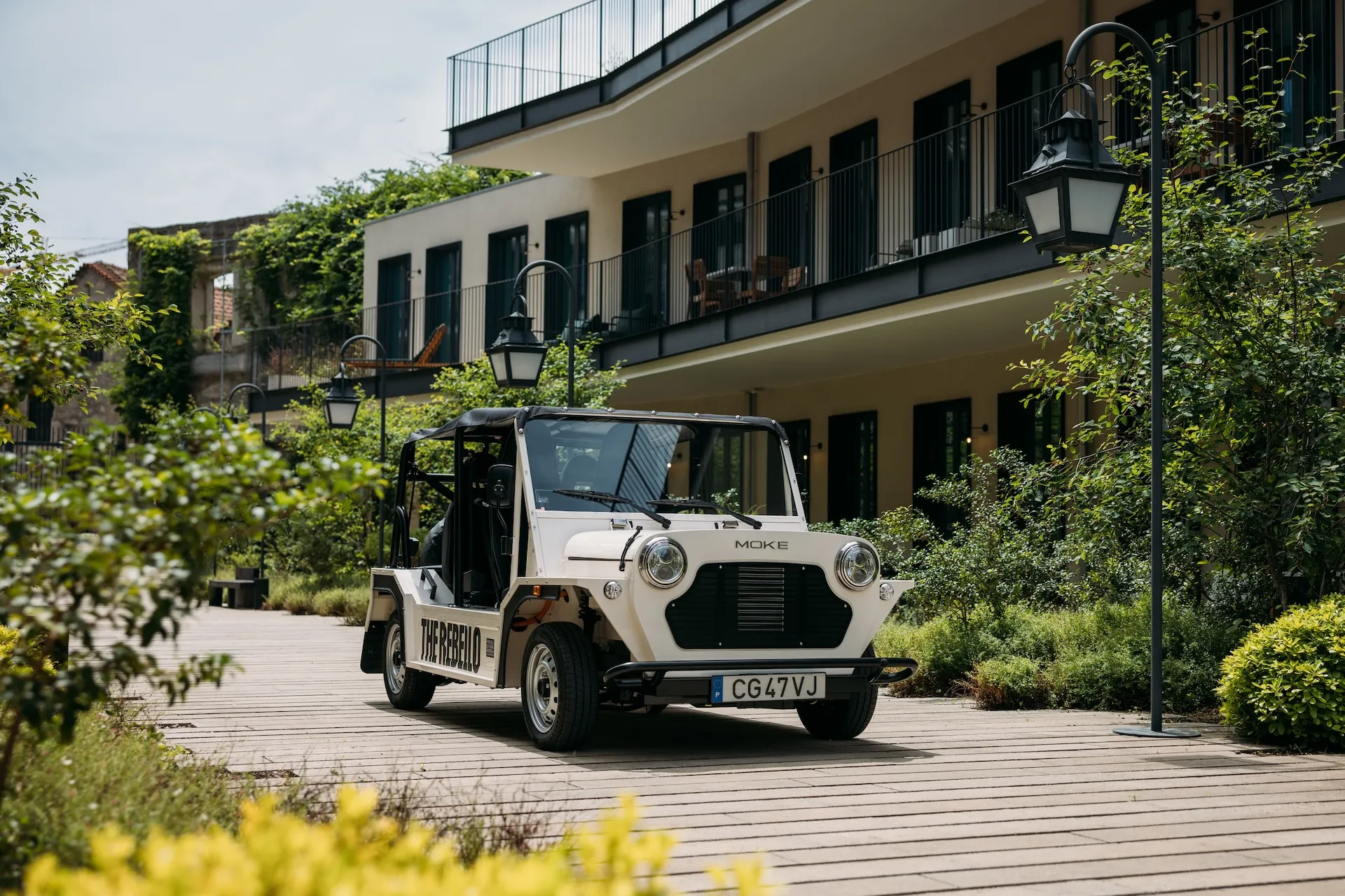 MOKE Electric Cars Debut at Portugal's Bomporto Hotels
