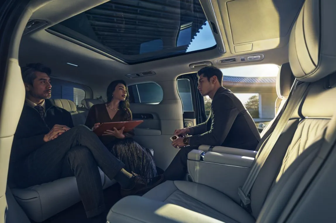 LUXEED V9 interior second-row swivel seats and cabin layout
