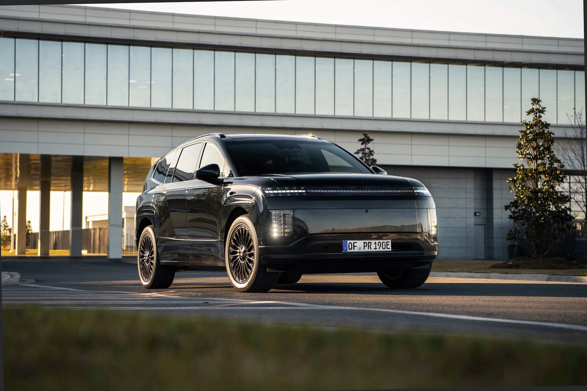 Hyundai IONIQ 9 Calligraphy Black Ink electric SUV in Abyss Black Pearl with model-exclusive 21-inch black alloy wheels