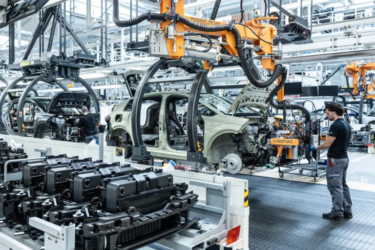 Audi A2 e-tron production at the Ingolstadt plant, front-end assembly on the line