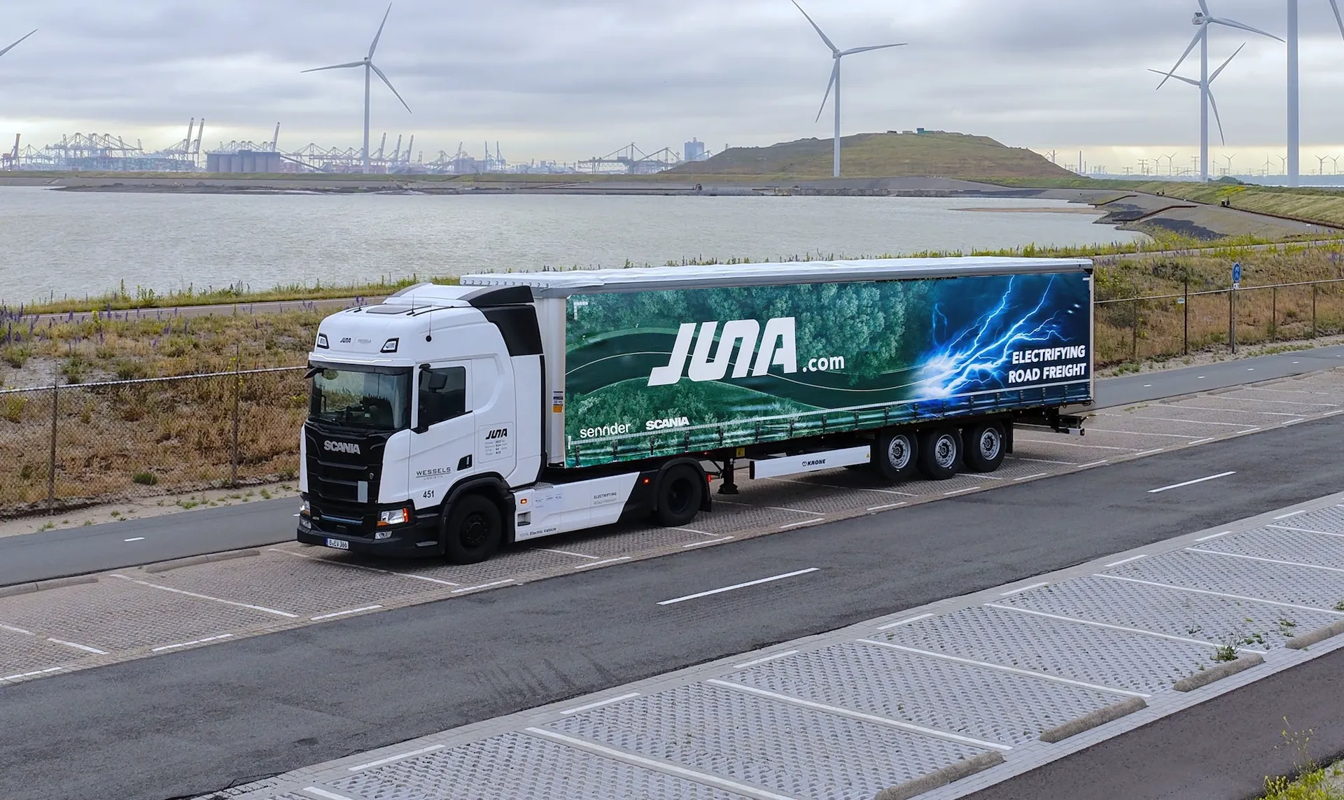 JUNA electric trucks from Scania operating on a European highway